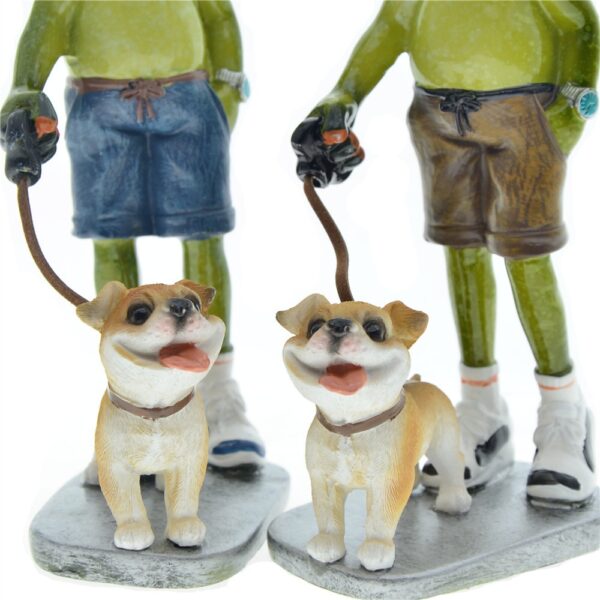 Dekofigur Frosch mit Hund – Kunstharz-Figur ‚Brüder beim Gassigehen‘ – originelles Wohnaccessoire“ – Bild 2